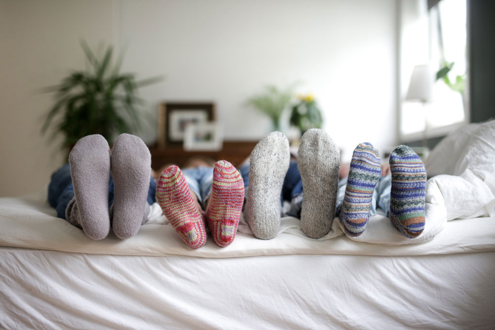 Raggsokker over kanten på sofaen.